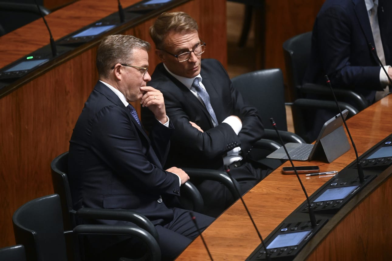Eduskunta keskeytti poikkeuksellisesti kesätaukonsa ja kokoontui tiistaina kuulemaan valtioneuvoston tiedonantoa Garden Helsinki -hankkeen tukipäätöksestä. Kuvassa pääministeri Petteri Orpo ja kokoomuksen eduskuntaryhmän puheenjohtaja Jukka Kopra eduskunnan täysistunnossa.