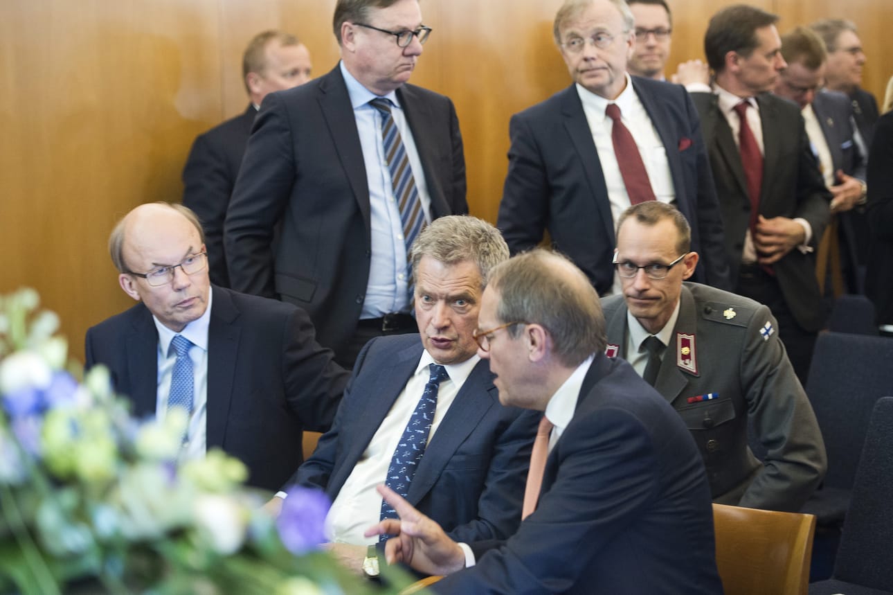 EK:n puheenjohtaja Matti Alahuhta (vas.) keskusteli presidentti Sauli Niinistön ja Nokian entisen toimitusjohtajan Jorma Ollilan kanssa EK:n järjestämässä seminaarissa toukokuussa.