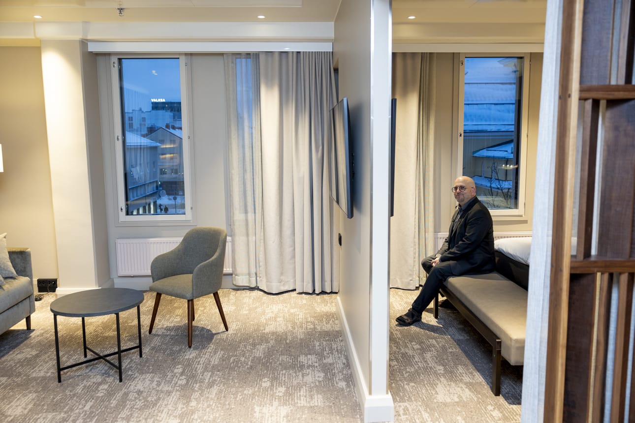 Oulun Lapland Hotelsiin laajennusosassa on kaikkiaan 96 huonetta, joita on kaikkiaan neljässä kerroksessa. Kuvassa Lapland Hotelsin yritysmyynnin päällikkö Pekka Säkkinen uudessa hotellihuoneessa.