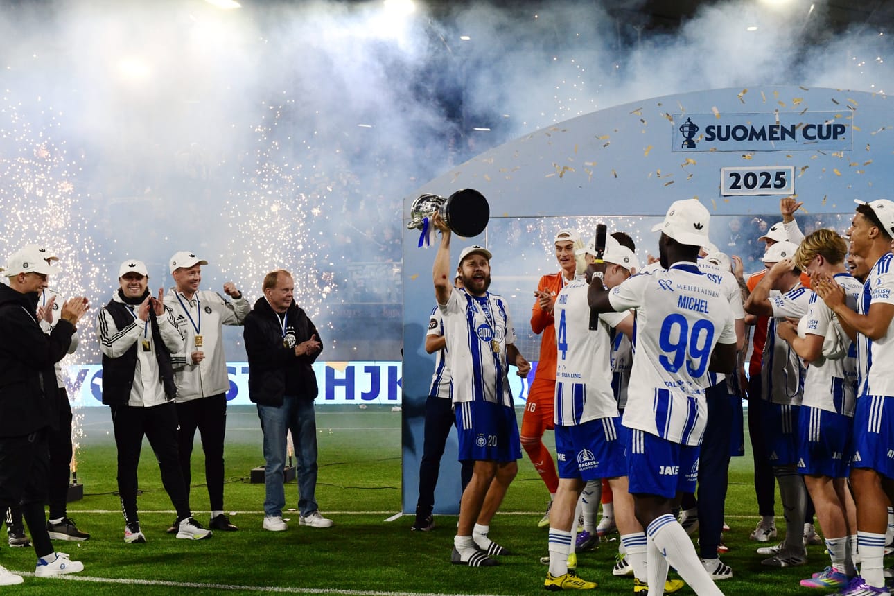 HJK:n Teemu Pukki nostaa kannua ja joukkue juhlii mestaruutta jalkapallon Suomen Cupin miesten loppuottelun HJK - KuPS jälkeen. LEHTIKUVA / EELIS BERGLUND