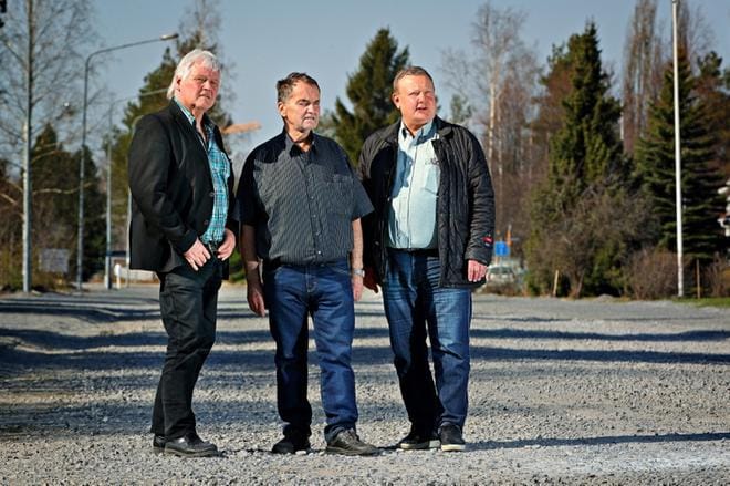 Etelä-Pohjanmaan ely-keskuksen päällystyskohteiden on oltava valmiina syyskuun loppuun mennessä. Siitä huolehtivat Timo Vainionpää, Erkki Niemistö ja Antti Kalliomaa. KUVA: KARI LÖFHJELM