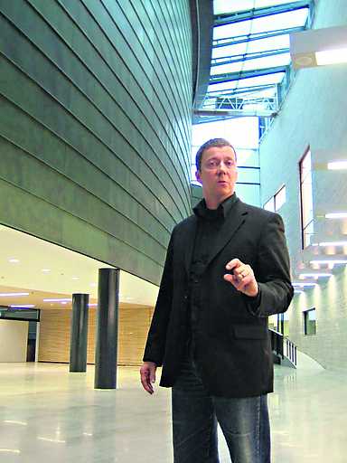 Kelpaa esitellä. Arkkitehti Pekka Vapaavuori löytää KUMU:sta enää vain pikku yksityiskohtia, jotka vaativat fiksaamista. Kokonaisuuteen hän on erittäin tyytyväinen.