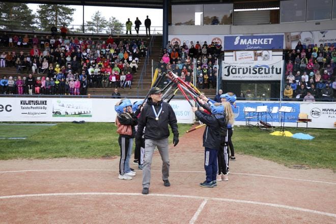 5D-luokan opettaja ja pesäpallon tuore Suomen mestari Matti Iivarinen saapui Kitrolle kunniakujaa pitkin. Kuvat: Johanna Kataja