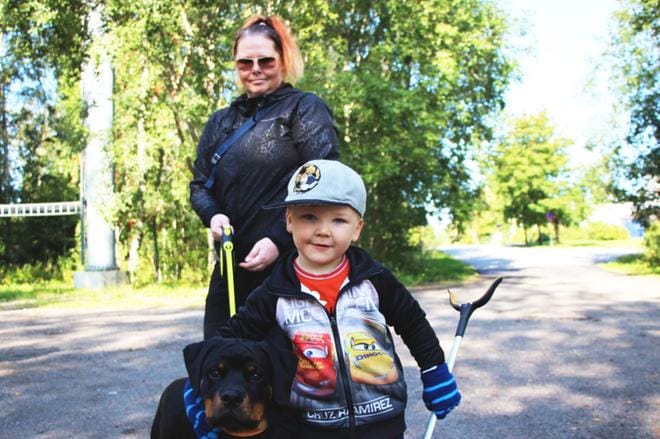 Johanna Sillanpää halusi hyödyllistä tekemistä koiran ulkoiluttamisen yhteyteen. Mukana roskienkeräämisreissuilla on ollut myös Sillanpään serkku ja tämän lapset. Peetu Laitamäki (kuvassa) kerää roskia pihdeillä. Kuvat: Eeva Rosenqvist