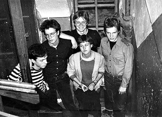 Vuoden 1980 Xtaasi: Kari Starck (vas.), Heikki Portaankorva, Jussi Rekinen, Satu Koho ja Esa Haverinen Pikisaaren villatehtaan portaikossa.