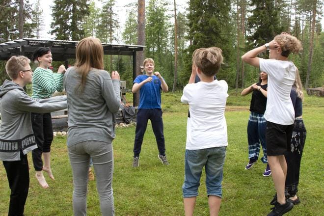 Erilaiset leikit toimivat leireillä osana oppimista, mutta myös tuulettumiskeinona vakavien asioiden välissä. Martti Tiaista (keskellä) leirille tulo jännitti. Neljäntenä leiripäivänä hän kuitenkin sanoo jo voivansa suositella lämpimästi leirin käymistä. KUVA: ANNIKA OLLANKETO