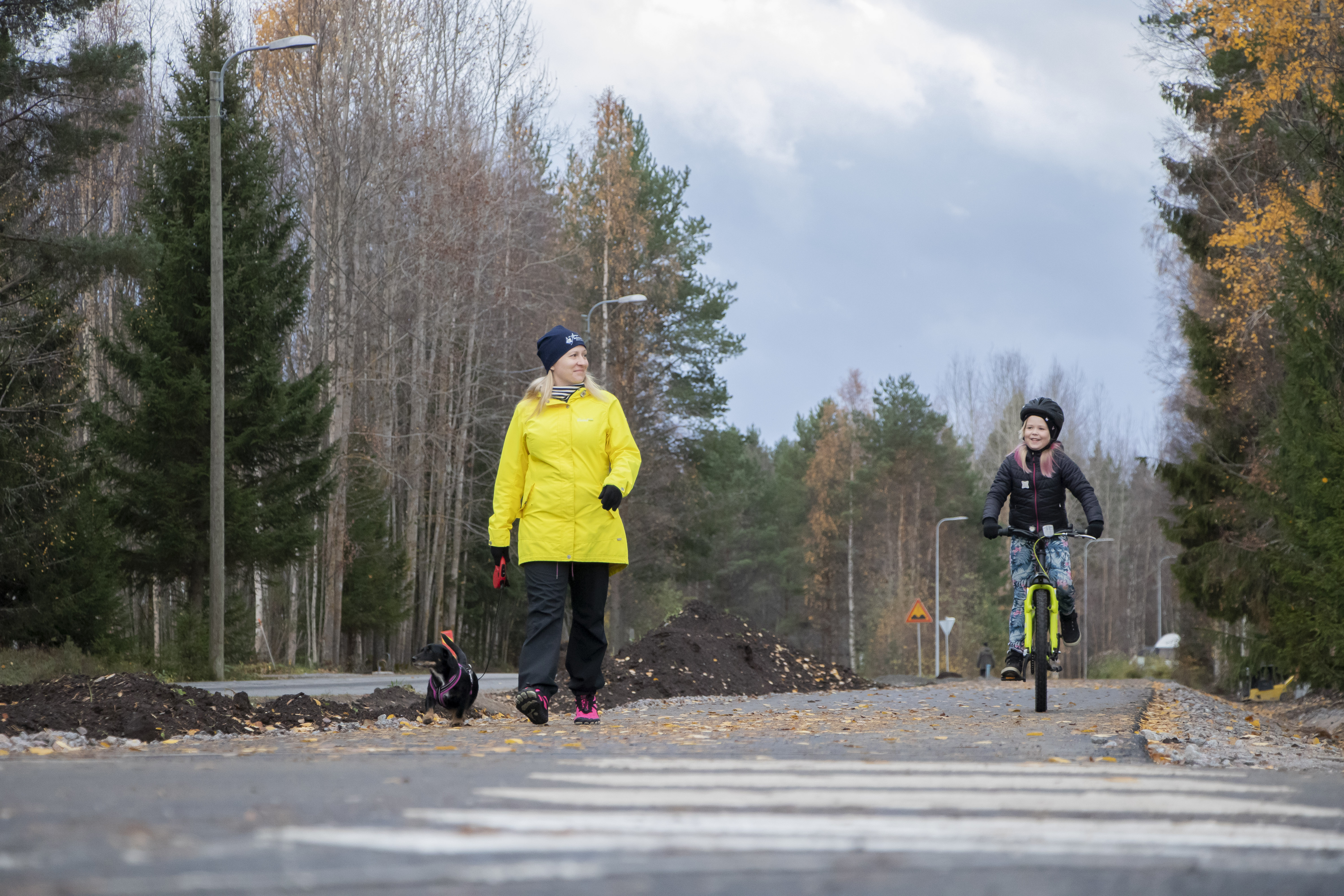 Tokaluokkalainen Meimi sai Lumijoella turvallisen koulutien – "Enää ei tarvitse hypätä ojaan"