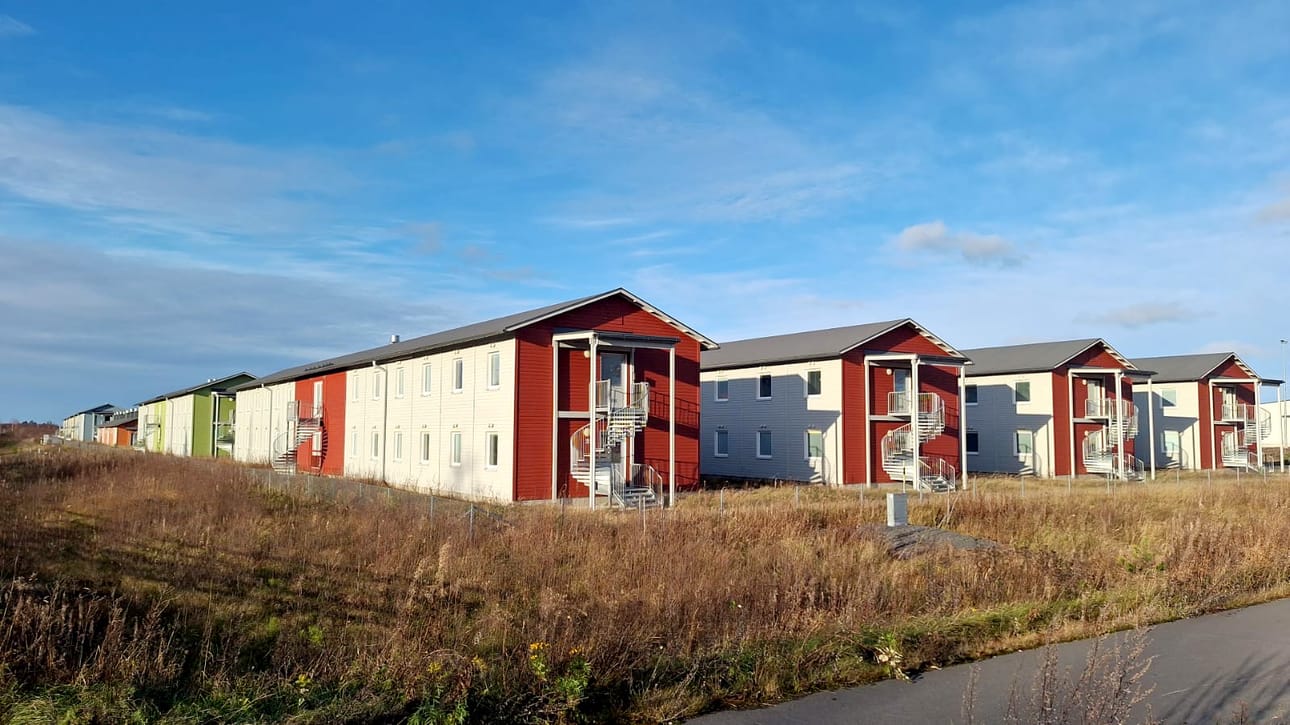 Fennovoiman Hanhikiven ydinvoimalahanke Pyhäjoella kaatui, ennen kuin varsinaista ydinvoimalaa ehdittiin aloittaa rakentamaan. Kuvassa ydinvoimala-alueen majoitusrakennuksia. Poliisi epäilee työmaalla urakoinutta rakennusalan yritystä raskaista talousrikoksista. Kuvituskuva.