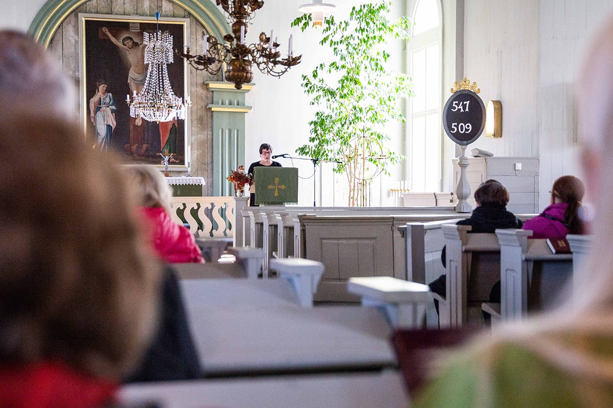 Karungin eläkeläisten virkistyspäivä vietettiin osaksi myös Karungin eli Karl Gustavin kirkossa, jossa oli ohjelmassa virsien laulantaa sekä kirkon historiikin esittelyä puhujavieras Taina Välimaan johdolla.