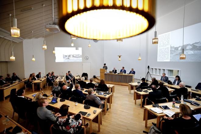 Seinäjoen 150-vuotisjuhlavaltuusto otti salin uudelleen käyttöön maanantain kokouksessa. Uusien av-laitteiden käyttöä harjoiteltiin puheenvuoroja pidettäessä. KUVAT: TOMI KOSONEN