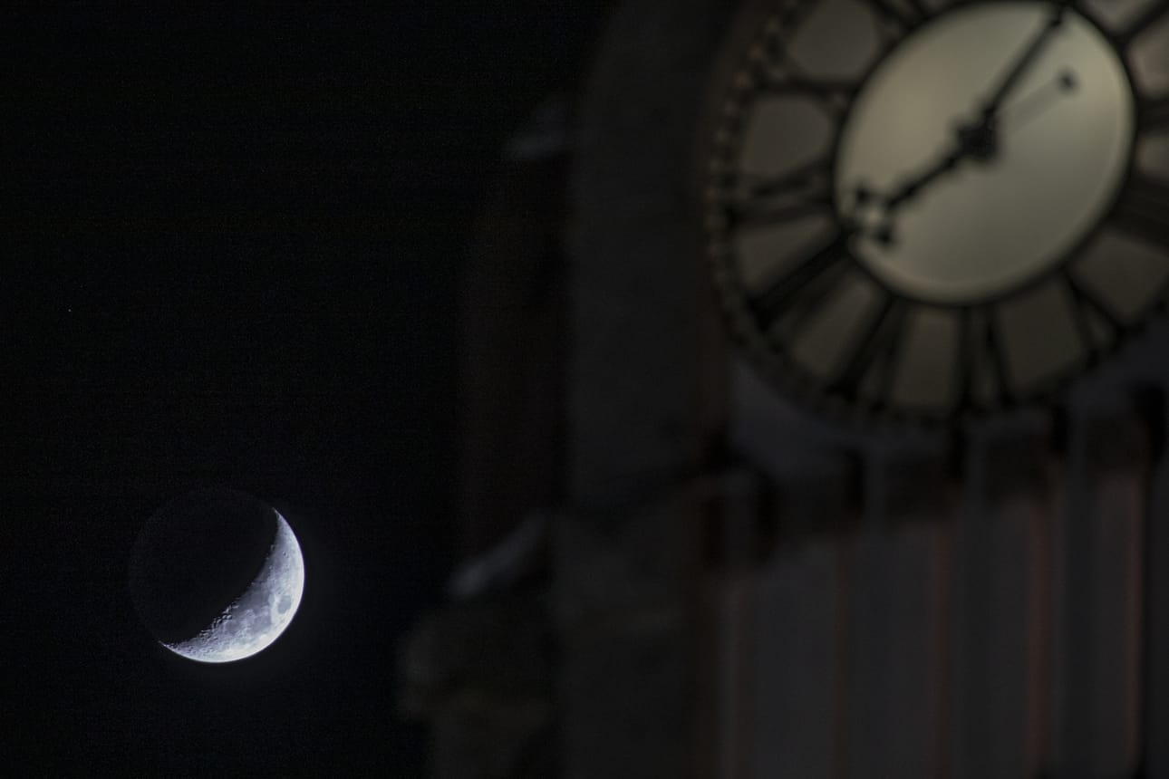 Kun kuunsirpin sakarat osoittavat vasemmalle pohjoisella pallonpuoliskolla, on kyseessä kasvava Kuu eli uusikuu, joka alkaa kasvaa täysikuuksi. Kuun etäisyys maasta on 384 392 kilometriä. Kuvan sirppi on kuvattu toissailtana.