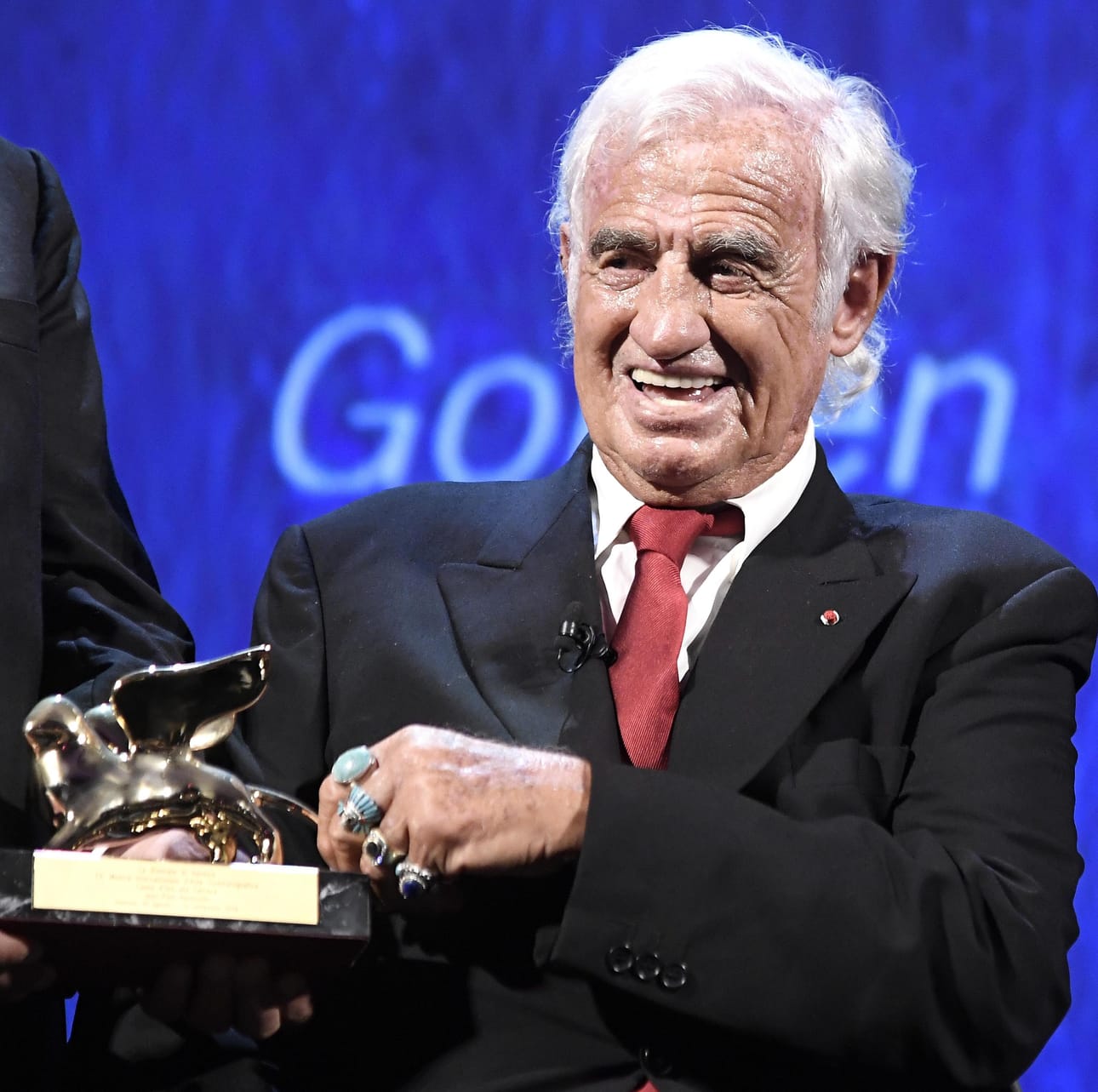 Jean-Paul Belmondo pokkasi elämäntyöstään Kultaisen Leijonan Venetsian elokuvafestivaaleilla vuonna 2016.