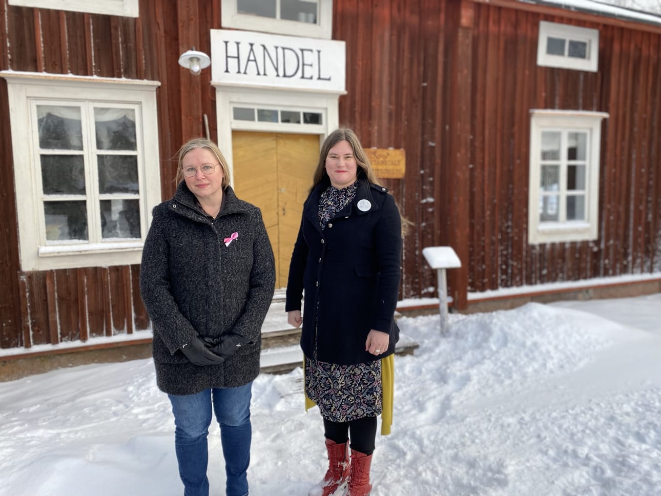 Paula Nivukoski lainasi esikoisromaaniinsa tämän Stundarsin maalaiskaupan miljöötä. Myös Mikaela Nykvist tykkää kuljeskella Stundarsissa hakemassa maisemia ja tunnelmia kirjoihinsa.