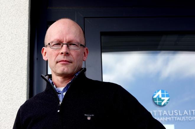 Alajärveläinen Taavi Kivipelto toimii Maanmittauslaitoksen johtavana asiantuntijana tiimissä, joka on valmistellut vuoden alussa voimaan tulevan hinnoittelun uudistuksen. KUVA: JOHANNA KATAJA