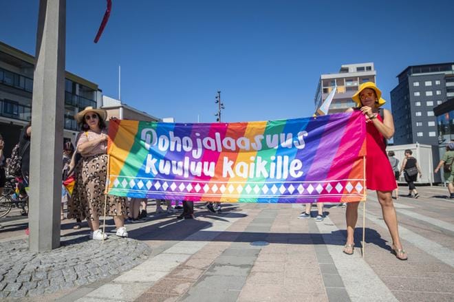 Seinäjoen Priden järjestäjät Reetta Lintinen (vas.) ja Hanna Hietikko toivovat tapahtumasta jokavuotista perinnettä. Kuvat: Miranda Kivekäs