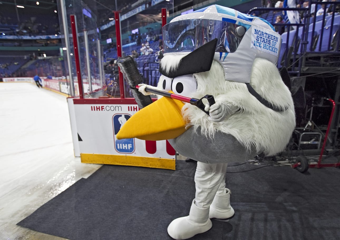 Sunnuntain ensiesiintyminen. Hockey Bird lähti jäälle auttamaan Zamboni-kuskeja lapio kourassa. Puku painaa yli 20 kiloa ja on todella kuuma, joten maskotin sisällä olevan ihmisen pitää juoda päivän aikana litratolkulla vettä.
