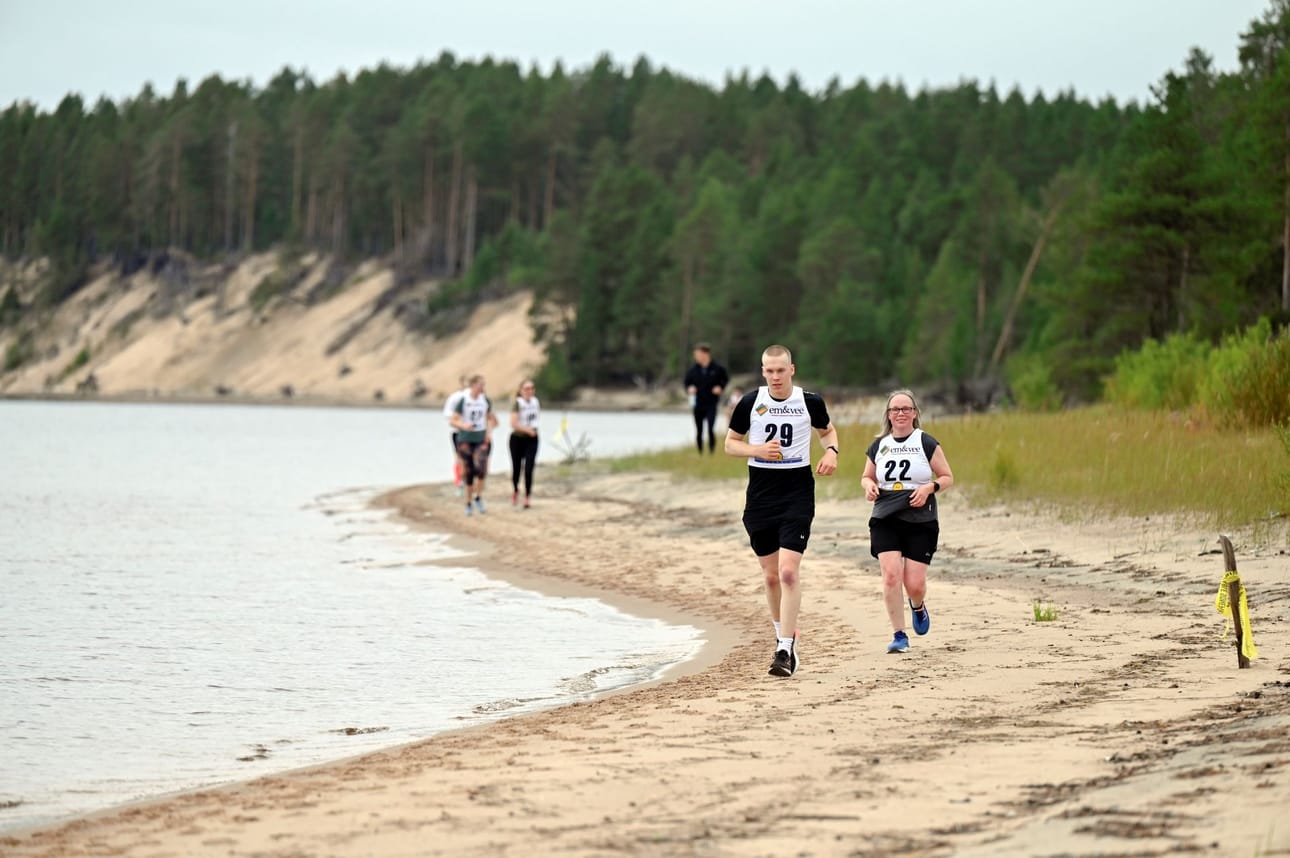 Ärjä Arctic -osallistujia kisaamassa Ärjänsaaren upeissa maisemissa.