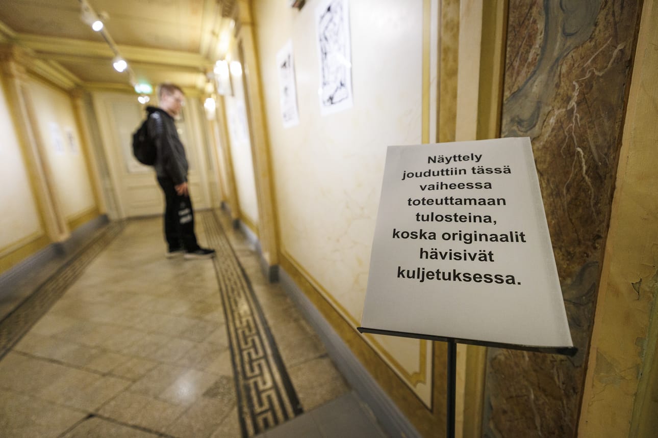 Kerrosten välistä -sarjakuvanäyttelyn teokset katosivat Postin ja Matkahuollon kuljetuksissa.