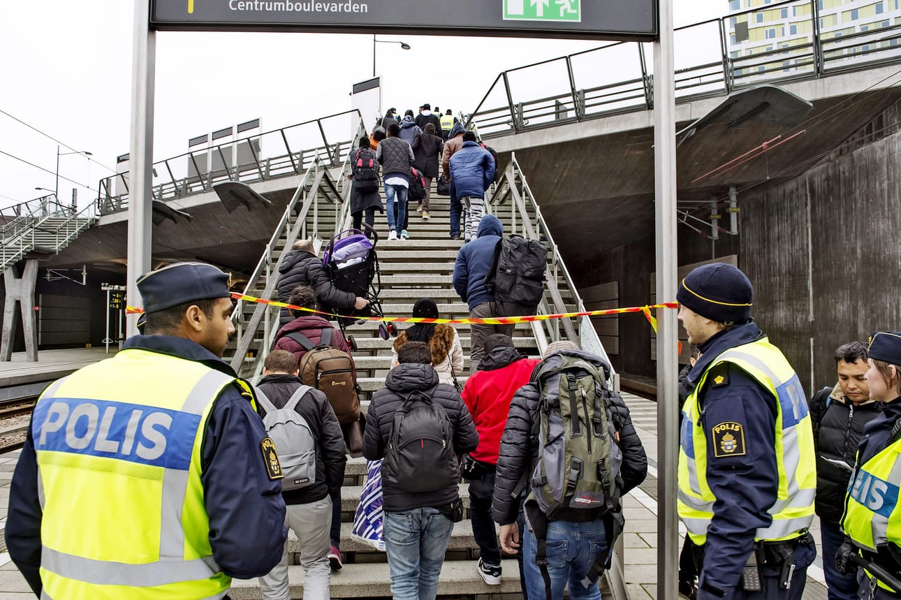 Poliisi ohjasi turvapaikanhakijat Malmössä kohti bussikuljetusta vastaanottokeskukseen marraskuussa 2015.