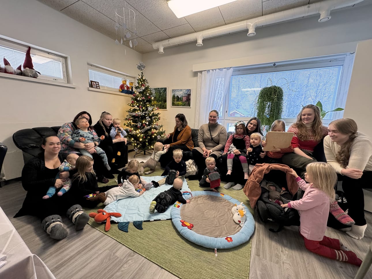 Tornion Perheiden Talon avoin perhekerho on suosittu kohtaamispaikka, jossa kotona lastensa kanssa olevan vanhemmat tutustuvat toisiinsa ja saavat kaipaamaansa vertaistukea.