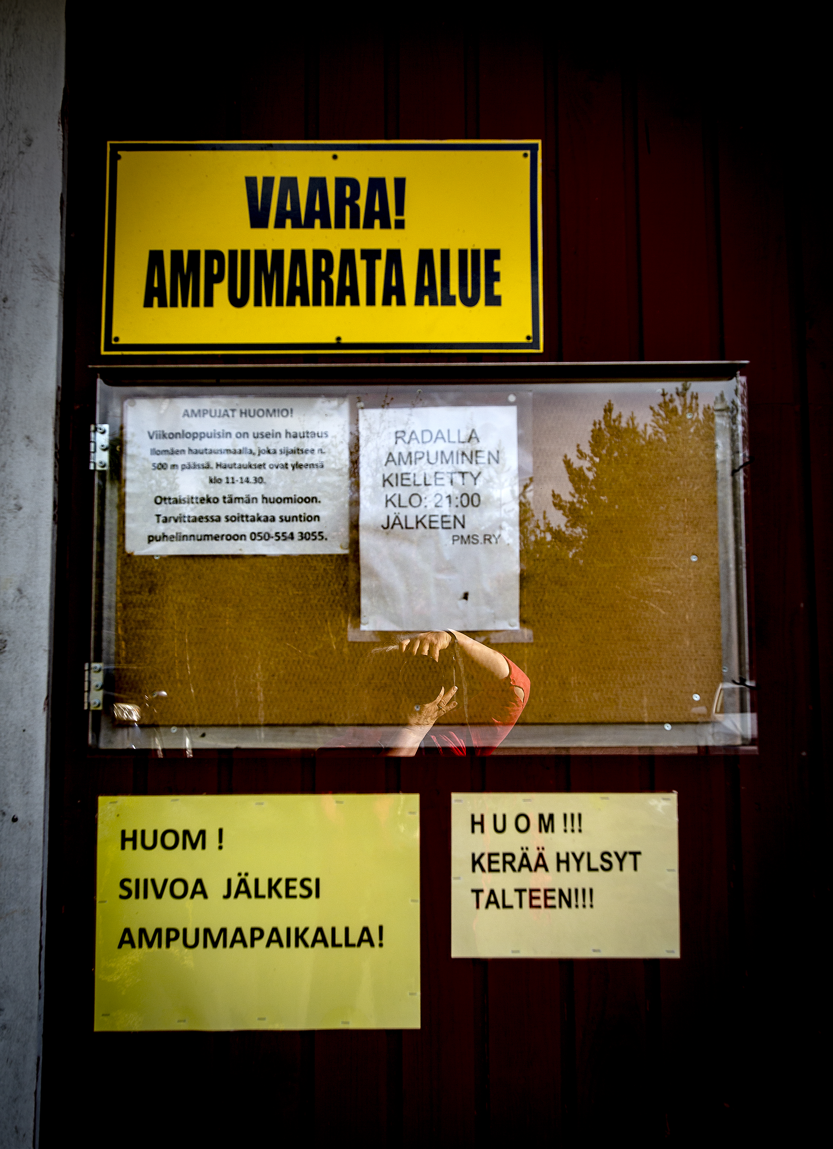 Pyhäjoen ampumaradalla on ohjeet radan käyttäjille. Hautajaisten aikana ei paukutella, sillä Ilomen hautausmaa sijaitsee vain puolen kilometrin päässä.
