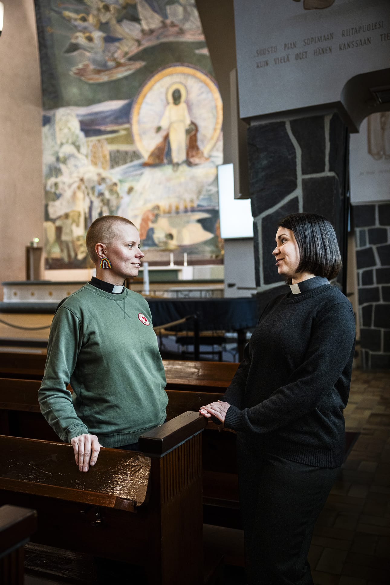 Susanna Sirviö ja Ida-Maria Oksanen ovat valmiita vihkimään ja siunaamaan samaa sukupuolta olevia pareja. Heidän mielestään se on oikein.