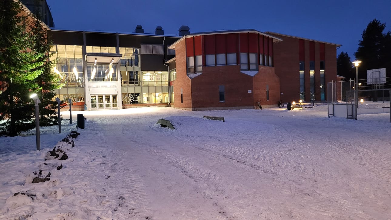 Tupoksen yläkoulun välituntipiha.