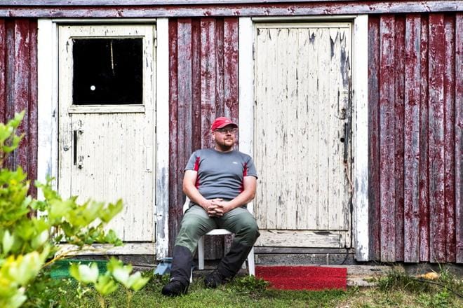 – Meillä ei ole susipelkoa, mutta tämä tuo kyllä haastetta elämään, Sakari Innanen sanoo. Perhe vei lammaslauman Oravaisiin, mutta koiria täytyy lenkittää metsässä. KUVAT: OUTI NEUVONEN