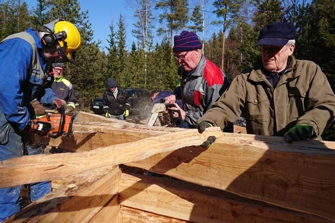 13 miehen talkooporukka pystyttää uutta Lepakkolaavua Jouppilanvuoren esteettömän liikuntareitin varrelle. KUVA: HEIKKI PELTOKANGAS