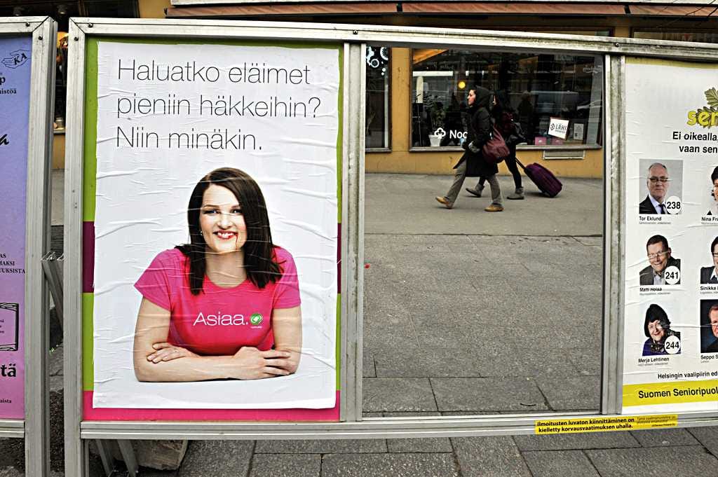 Keskustan vaalijulisteita tärveltiin verisin vastinein