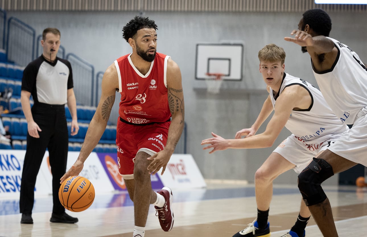 22 pistettä pussittanut Jeameril Wilson kuului Oulu Basketballin parhaimmistoon.