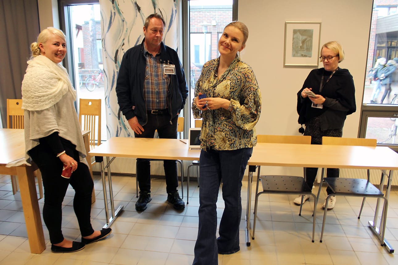 Pärjänkievarin yrittäjäpariskunta Anne ja Ari Ukkola sekä kaupungin Irina Hallikainen ja Inka Paasilinna pohtivat ravintola-alan opiskelijoiden työharjoittelua. Anniskelupaikassa voi 17-vuotias alan opiskelija myydä alkoholia, jos paikalla on anniskelupassin suorittanut täysi-ikäinen. Alkossakin alle 18-vuotias saa myydä, muttei ostaa.