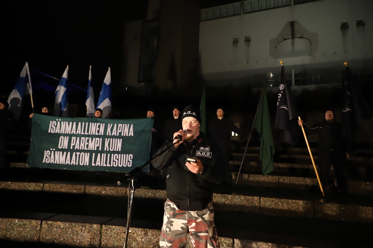 Soldiers of Odin -mielenosoituksessa oli esillä banderolli, joka jäljitteli yhtä Lapuan liikkeen iskulauseista. Lapuan liike oli 1920- ja 30-lukujen vaihteessa vaikuttanut oikeistoradikaali, kommunismia vastustanut järjestö.