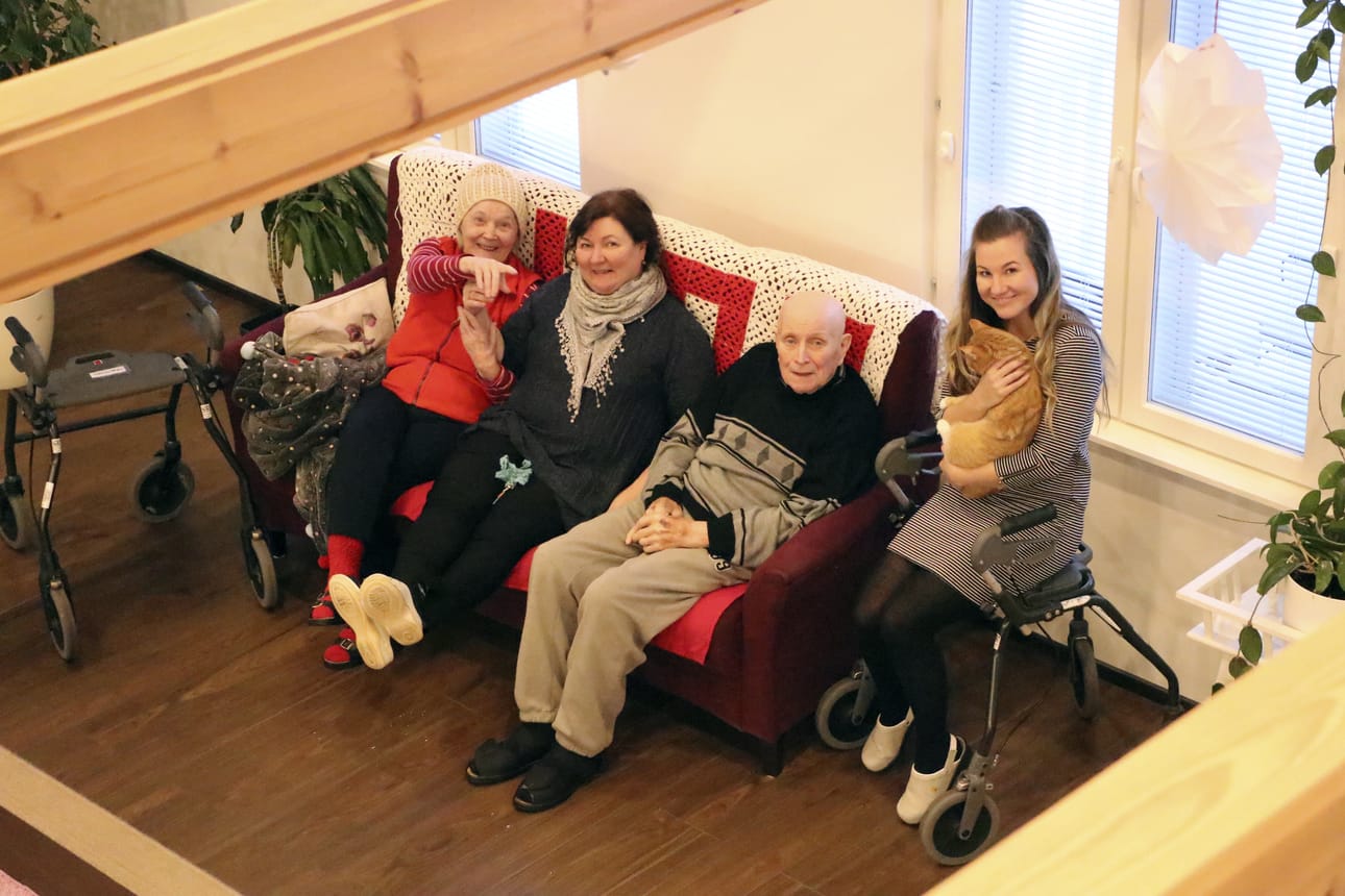 Tarja Kontio (keskellä) istahti hetkeksi rupattelemaan Orvokki Pekolan ja Veikko Toppilan kanssa. Vastaava sairaanhoitaja Eveliina Väänänen (oikealla) nappasi kuvaan myös Unto-kissan.