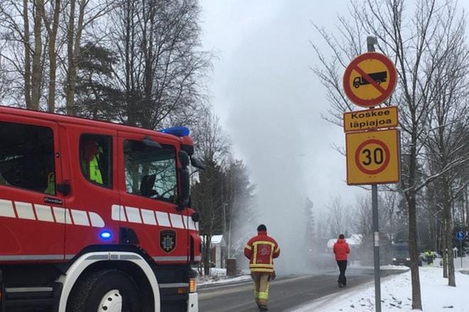 Vesi suihkusi näyttävästi putkirikon seurauksena Savottatiellä. KUVA: LUKIJAN KUVA/MARJO LEPISTÖ