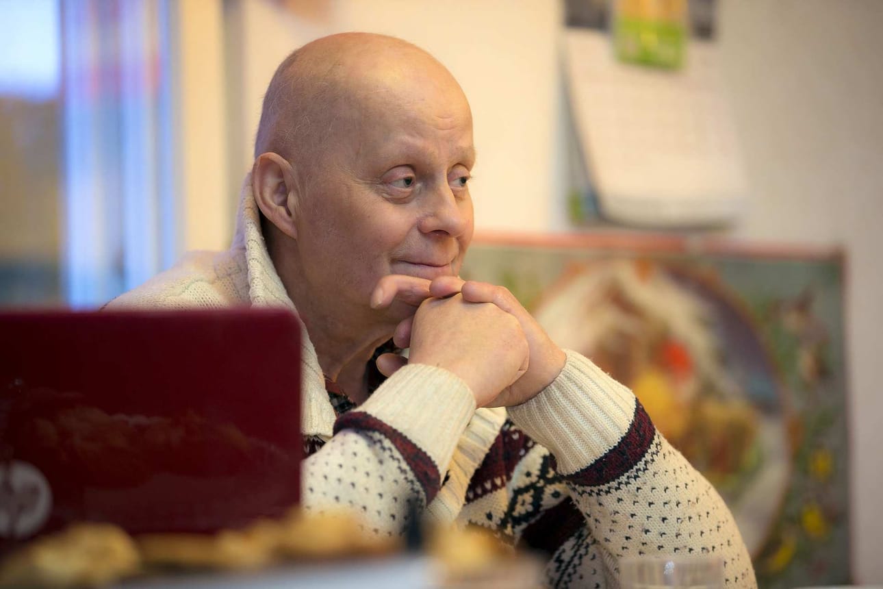 Kari Keskitalo kiittelee, että sijaisapujärjestelmä toimi. H saivat lomitusapua maatilalle. Kun isäntä oli poissa työremmistä, Riitta-vaimo ja Eemeli-poika kantoivat isomman vastuun lypsykarjasta.
