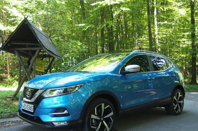 Nissan Qashqain V-Motion-keula tuo autolle entistä sähäkämmän ilmeen. Loiventunut korimuotoilu keventää auton ilmettä, ja sisälle jää kohtuulliset tilat ainakin neljälle matkustajalle. Kuva: Kari Pitkänen