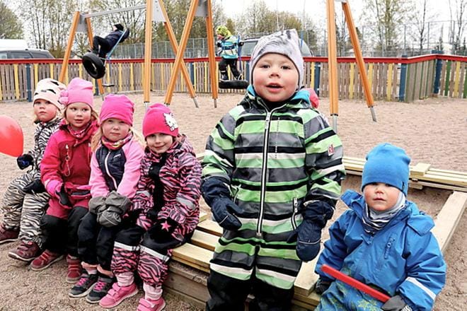 Vilma Saarikoski, Vilma Mäkipelkola, Ilona Luoma, Sofia Mitchell, Atte Laakso ja Nestori Leivo puuhailivat hiekkalaatikolla, kun vanhemmat pohtivat Kinderin tulevaisuutta. KUVA: ANU NAHKALA