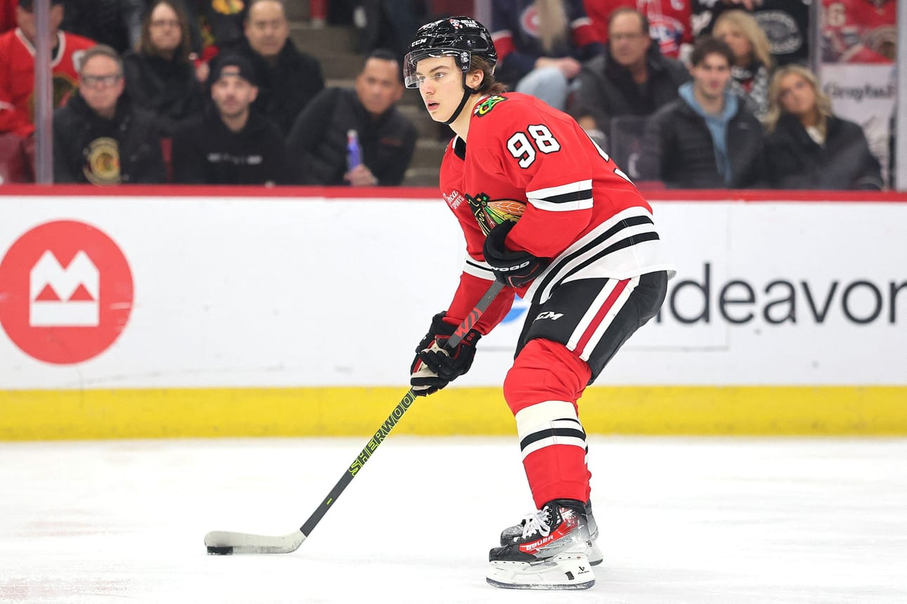 Chicago Blackhawksin Connor Bedard pelaa jälleen mukavan tehokasta kautta ja keikkuu joukkueensa pistepörssin kärjessä. LEHTIKUVA/AFP