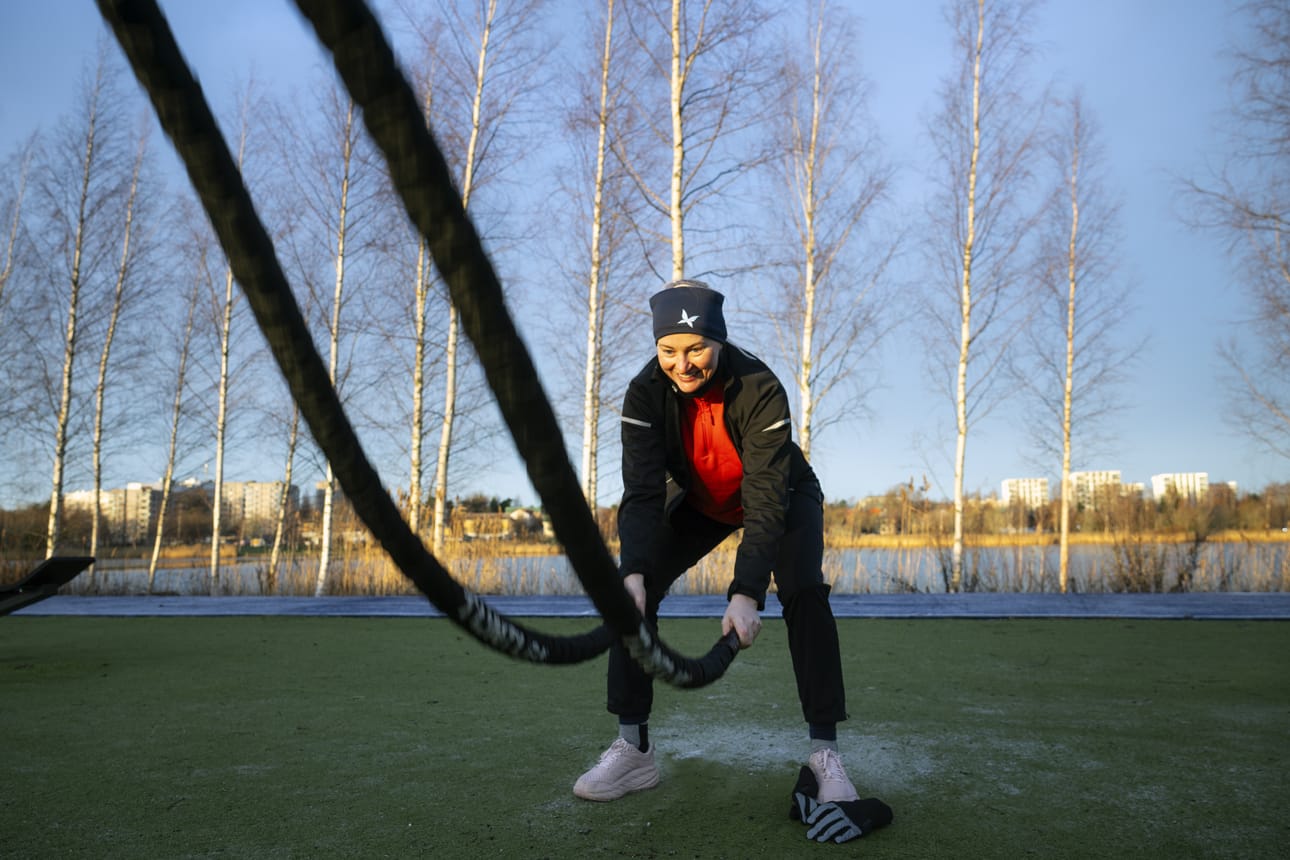 Helsinkiläinen Noora Ahtiainen käytti joulunaikaan ahkerasti Onkilahden ulkokuntosalia. Vajaan tunnin treeni kolmesti viikossa on Ahtiaisen resepti.