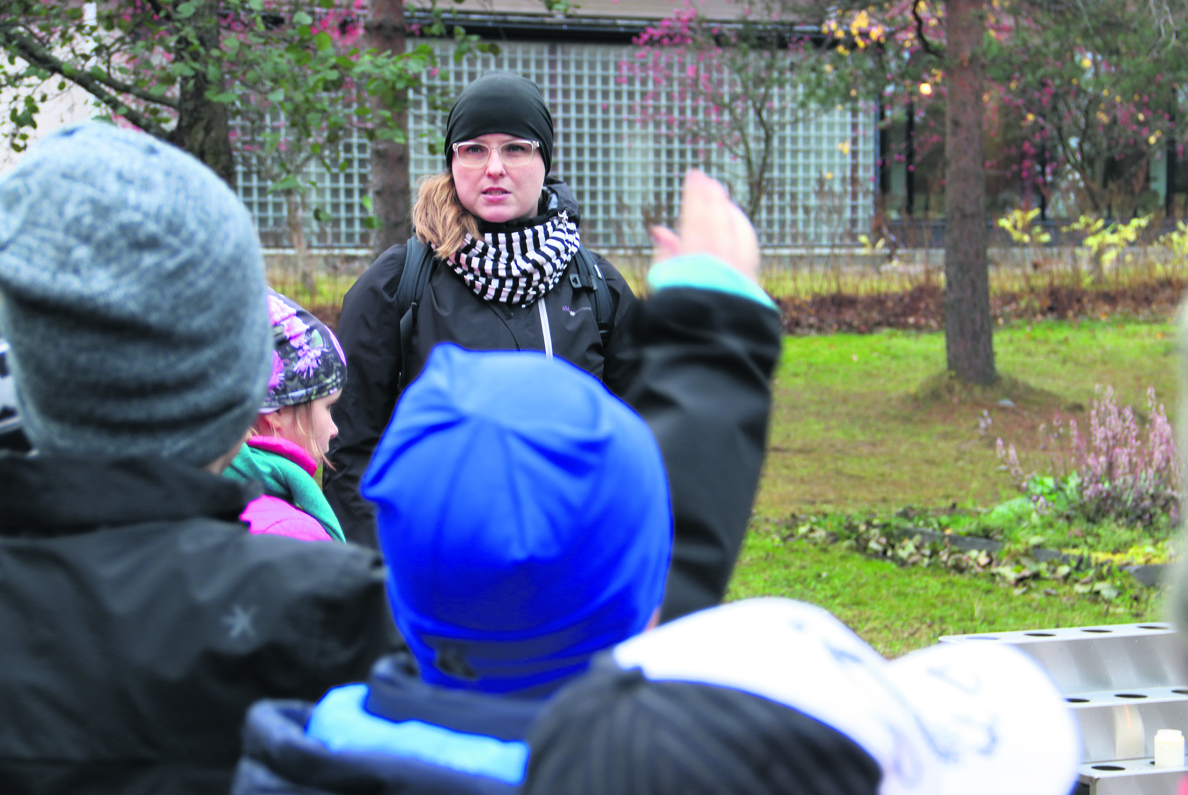 Lapsilla riitti kysymyksiä Kirkonmäen kierroksella. Lapsia kiinnosti muun muassa vanhan kirkon remontti. He ideoivat uusiksi penkeiksi pinkkejä sohvia.