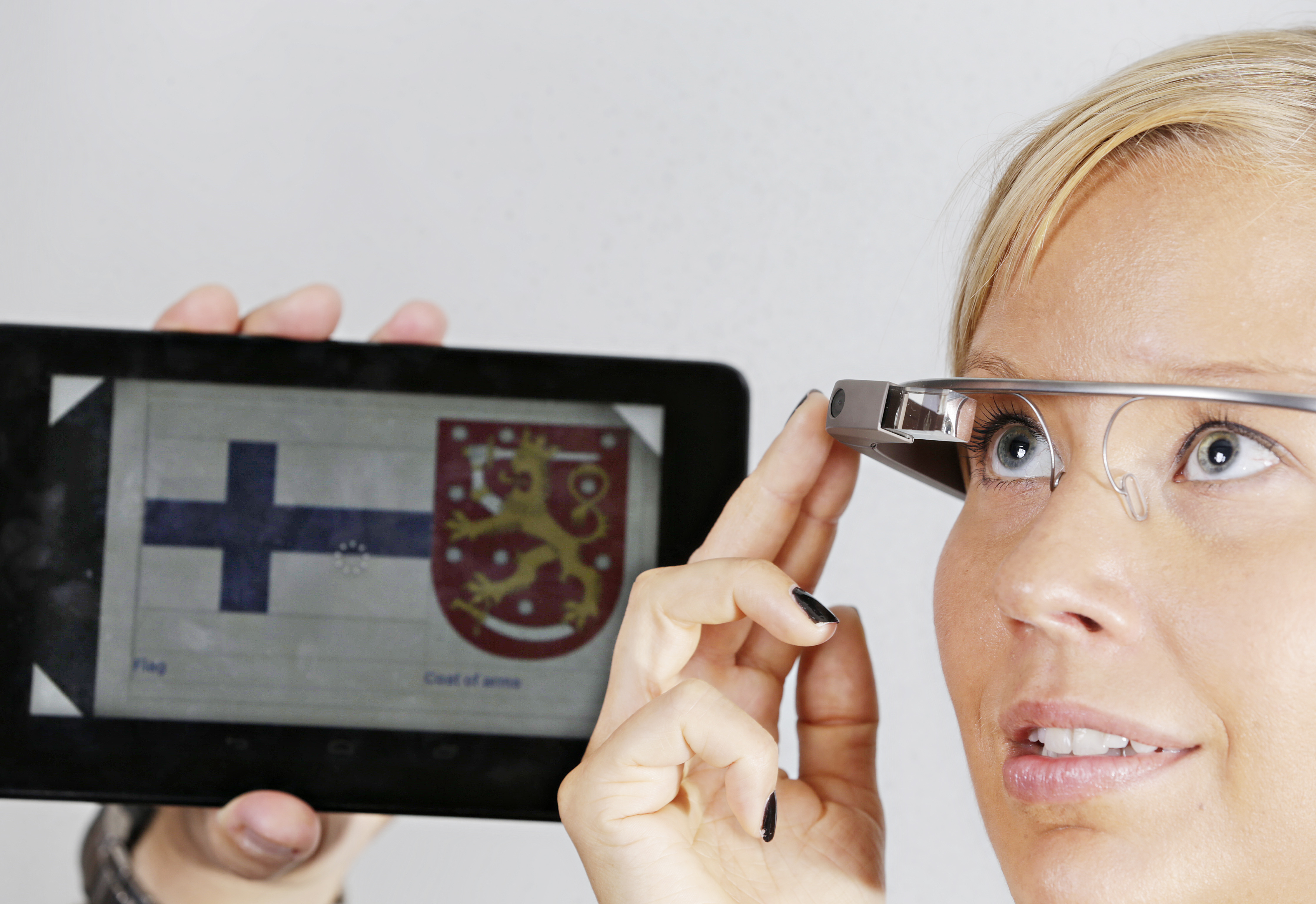 Google-laseja ohjataan puhekomennoilla ja oikean sangan kosketuspinnalla. Tabletin näytöllä näkyy sama, minkä käyttäjä näkee lasien oikeassa yläkulmassa olevalla näytöllä.