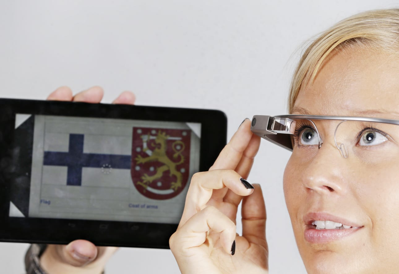 Google-laseja ohjataan puhekomennoilla ja oikean sangan kosketuspinnalla. Tabletin näytöllä näkyy sama, minkä käyttäjä näkee lasien oikeassa yläkulmassa olevalla näytöllä.