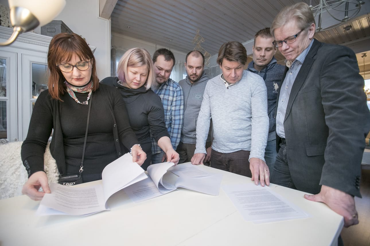 Limingan kunnanarkkitehti Venanzia Rizzi, Tupoksen Mäenmutkan asukkaat Noora Böckerman, Teemu Kuoppala, Sami Granlund, Pasi Vuorenmaa ja Markus Paloniemi sekä kunnan tekninen johtaja Simo Pöllänen tutkivat tärinämittausten tuloksia Vuorenmaan kotona. Mittausten mukaan alueen savinen ja silttinen maaperä välittää hyvin tärinäaaltoja.