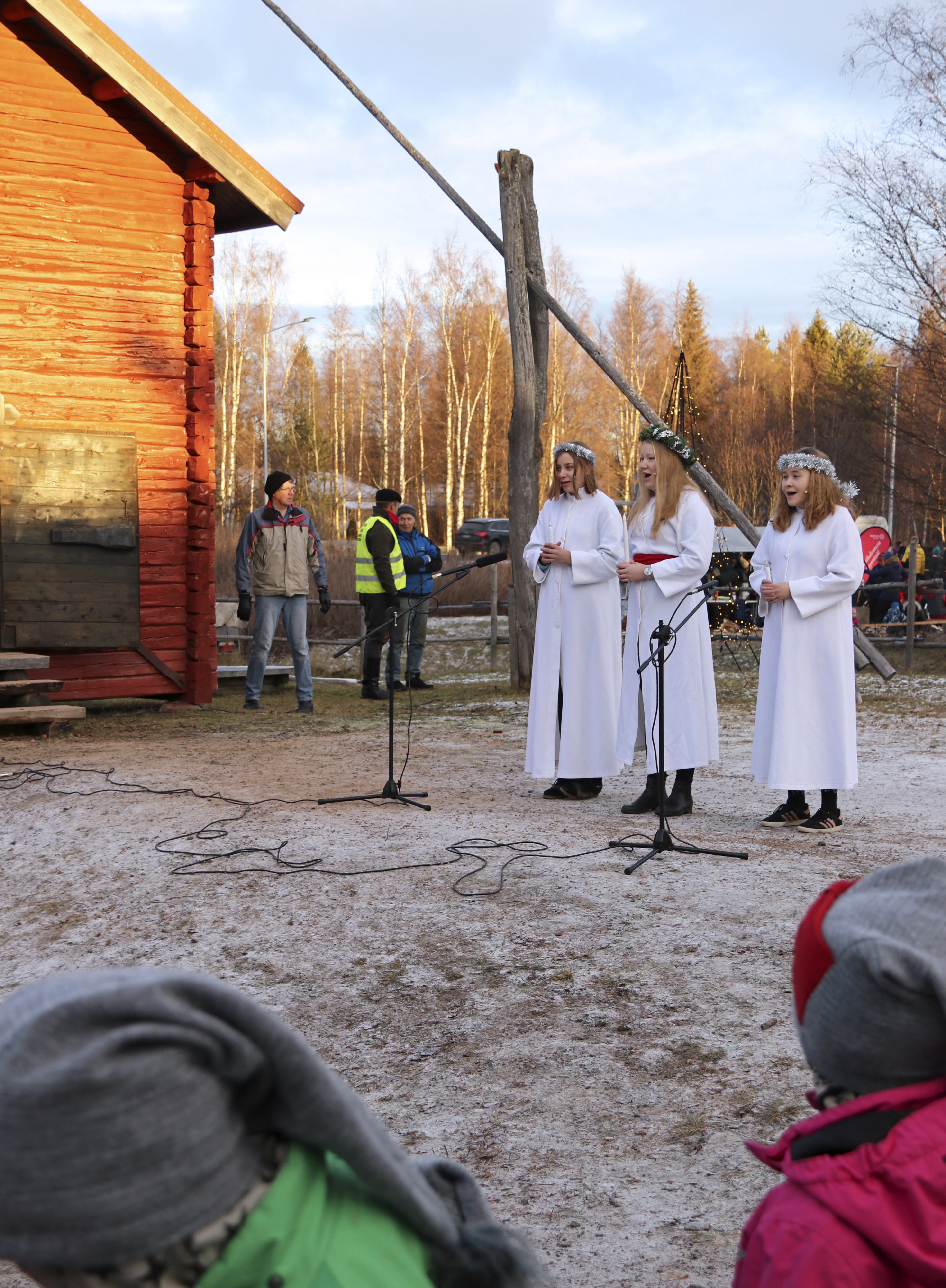 Markkinoilla nähtiin erilaisia esiintymisnumeroita. Sunnuntaina vuorossa oli Lucia-kulkue.