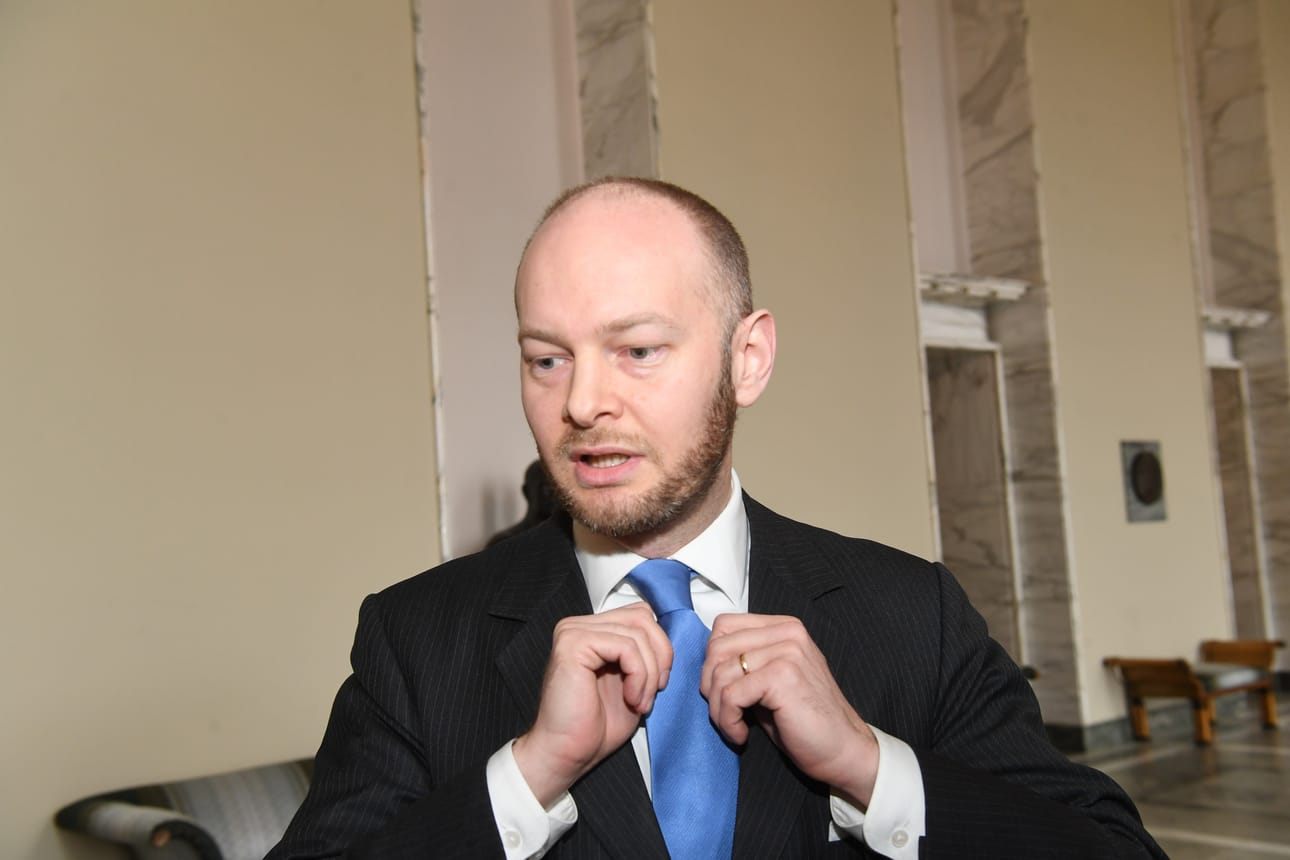 Sampo Terho (sin.) on aiemmin sanonut, että kokoomuksen toiminta asiassa on horjuttanut pahasti hallituksen sisäistä luottamusta.