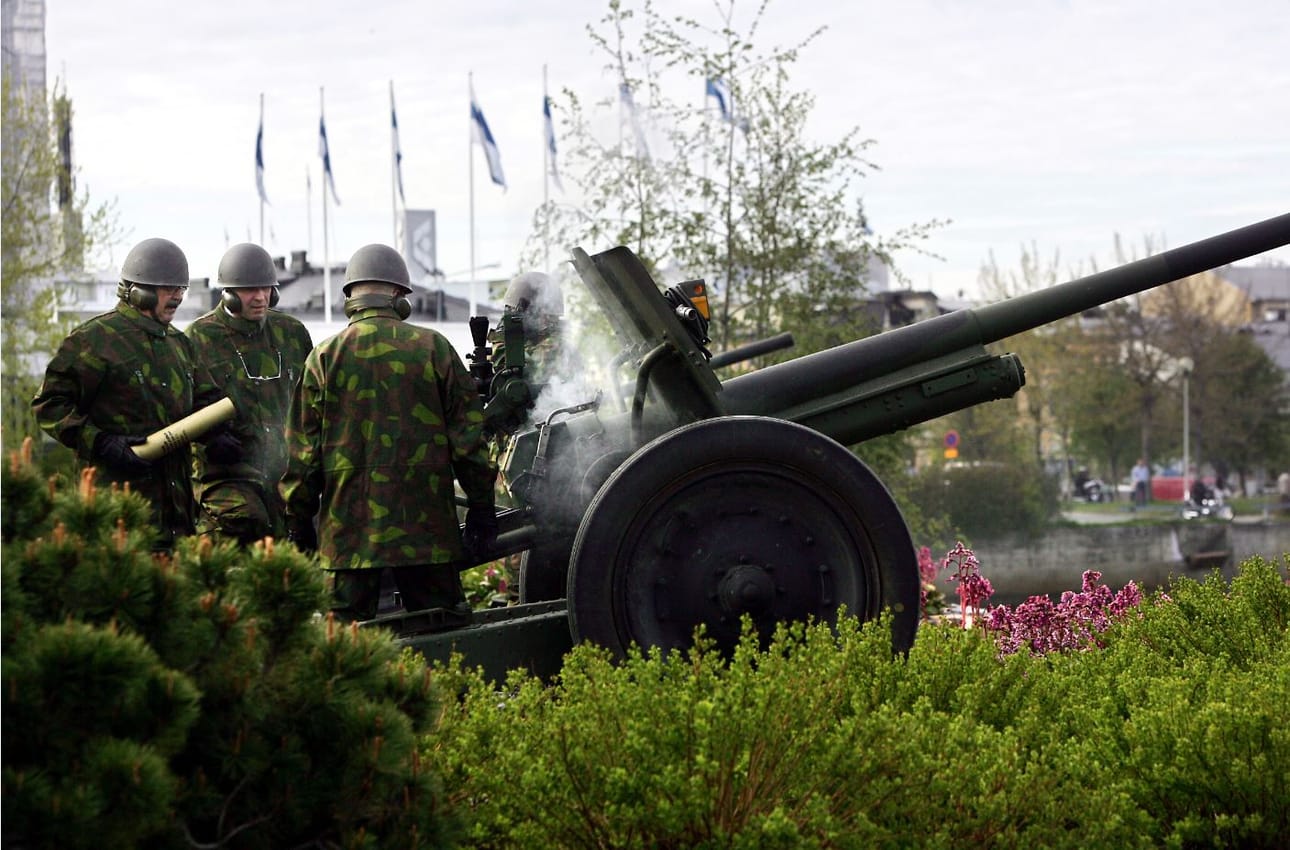 Vuonna 2005 Puolustusvoimain lippujuhlapäivänä Pohjois-Suomen tykkimieskilta ampui kunnialaukauksia. Valtakunnallinen lippujuhla järjestettiin tuolloin Oulussa.