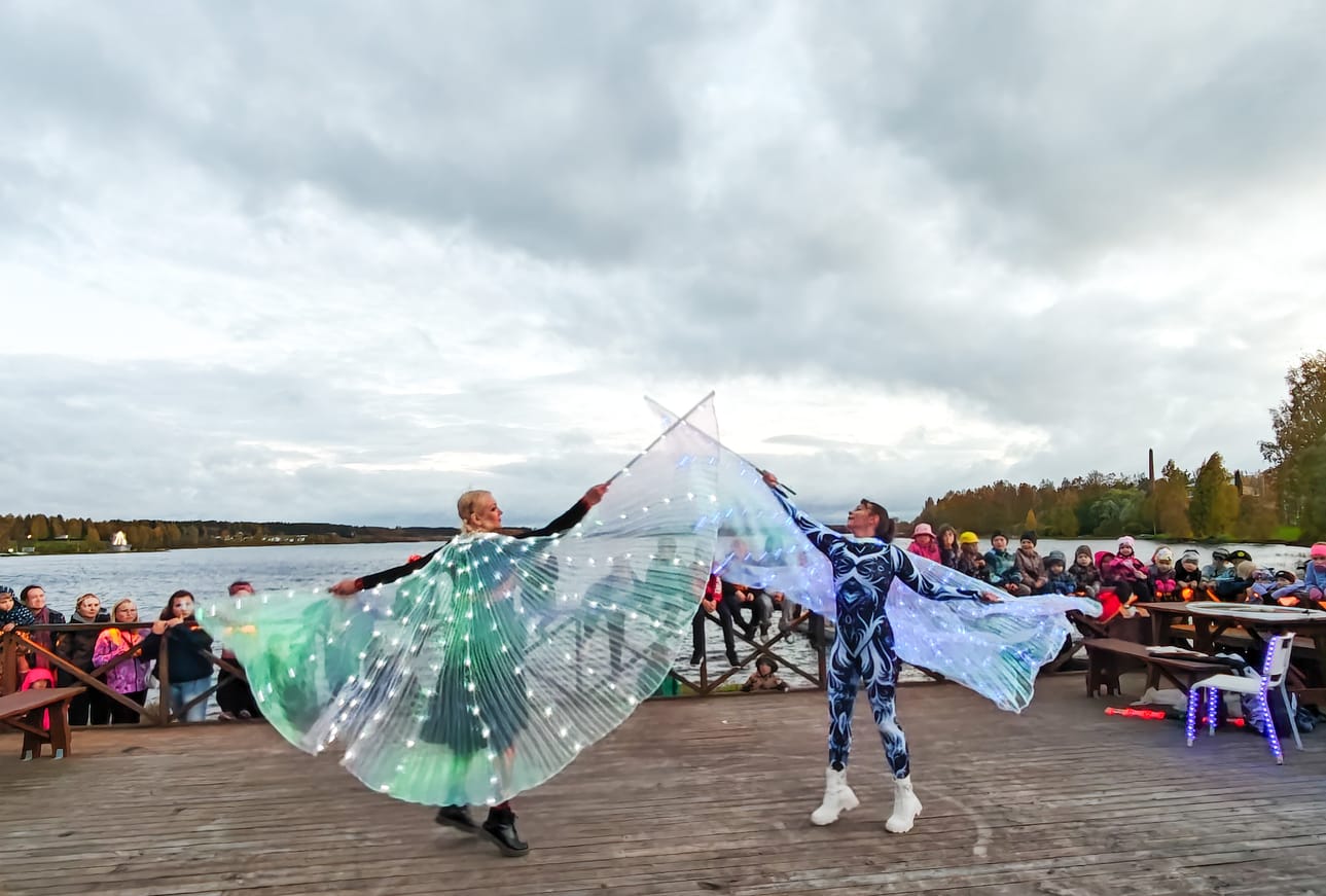 Illan pimentyessä huikeat valoesitykset vangitsivat kaikenikäisten katsojien huomion.