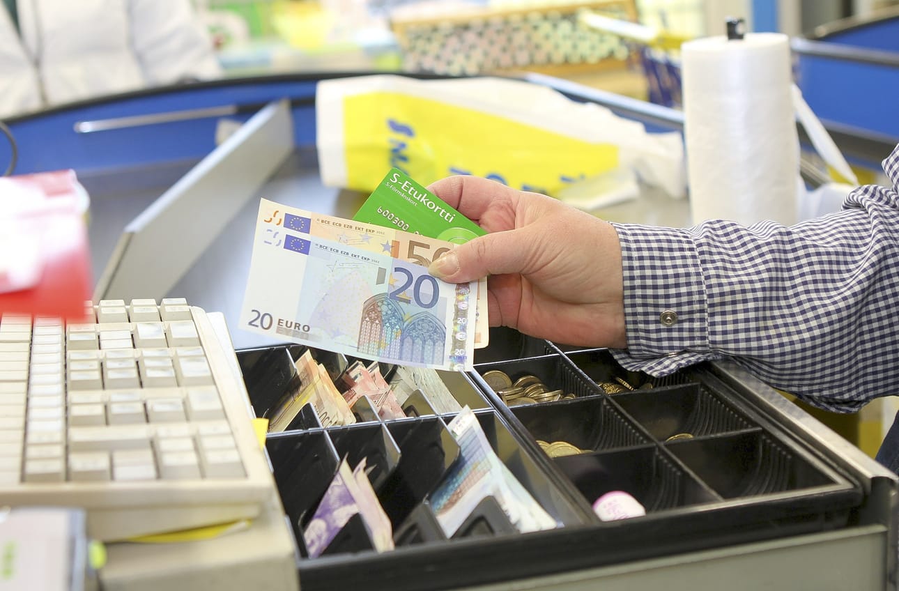 Suomen Pankin tietojen mukaan kauppojen kassoilta nostettiin rahaa 82,5 miljoonaa euroa viime vuonna.