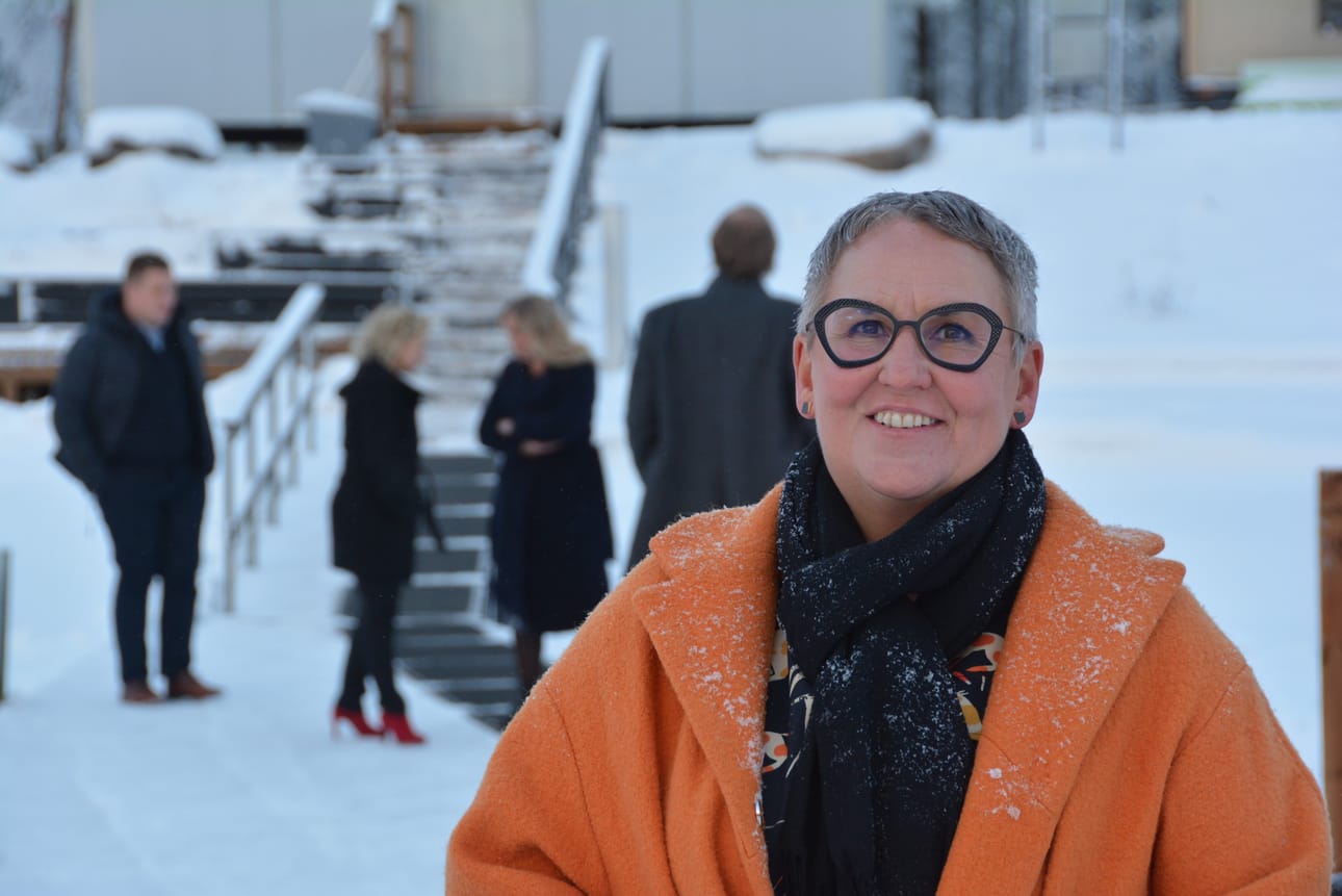 Marjukka Manninen hehkuttaa kunnan väen aikaansaamaa hittiä, Illinsaareen rakennettua uimalaa, jonka 25-metriset radat ovat kovalla käytöllä ympäri vuoden.Taustalla on Iin viranhaltijoita, joita oli kokoontunut kunnan virallisten edustuskuvien ottoon keskiviikkona.
